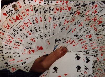 record du monde: le plus grand nombre des cartes à jouer dans une seule main(JPG, 32 kB)
